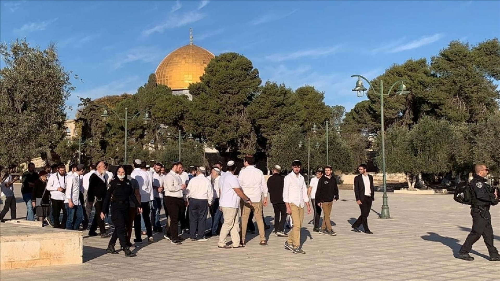 Unos fanáticos judíos ingresan a la fuerza al complejo de la mezquita de Al-Aqsa
