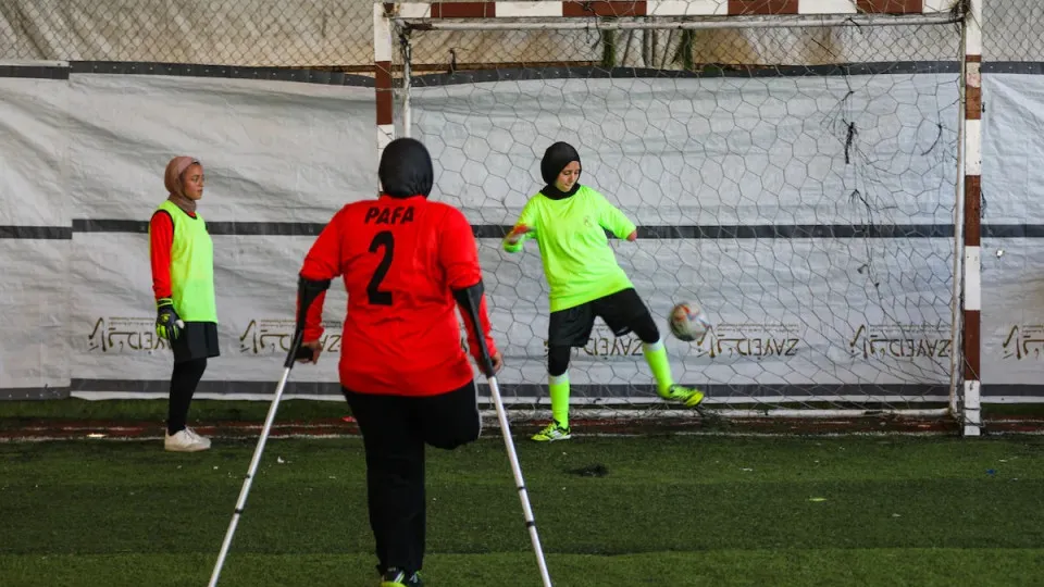 Mujeres jugando al fútbol en Gaza